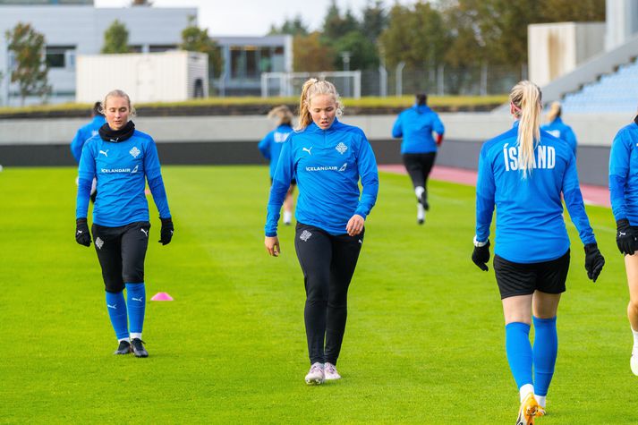 Hlín Eiríksdóttir, hér fyrir miðju, skoraði eitt marka Pitea í stórsigri í dag.