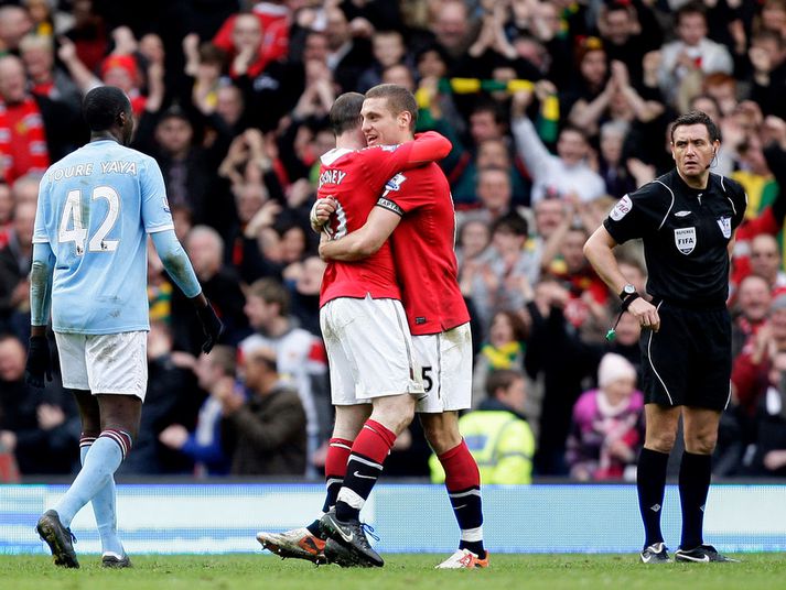 Wayne Rooney og Nemanja Vidic fagna sigri Manchester United í gær.