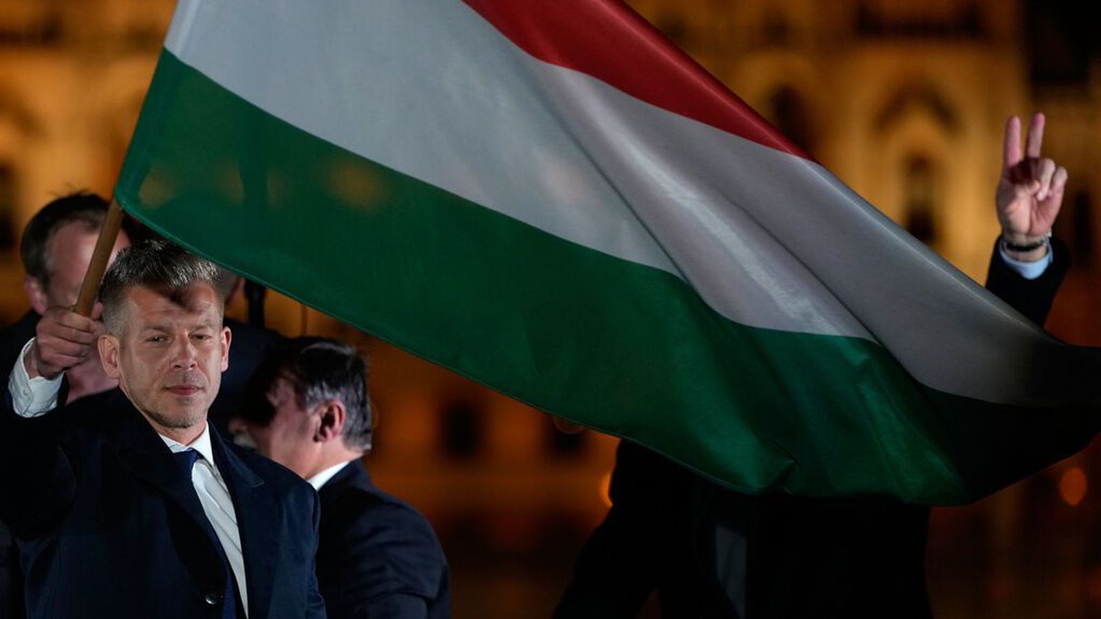 Svikarar við þjóðina verði dregnir til á­byrgðar