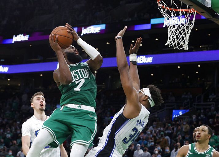 Jaylen Brown keyrir að körfu Orlando Magic í 50 stiga leik sínum í gærkvöld.