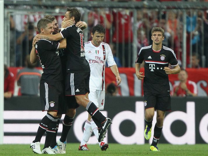 Toni Kroos og Bastian Schweinsteiger fagna hér marki Bayern í kvöld.