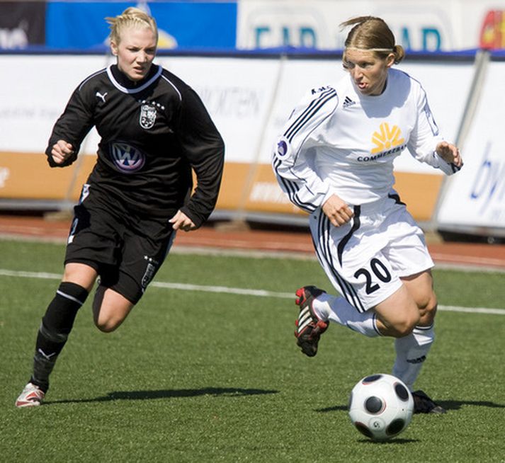 Petra Wimbersky, leikmaður Frankfurt, hleypur hér með boltann í leiknum í dag.