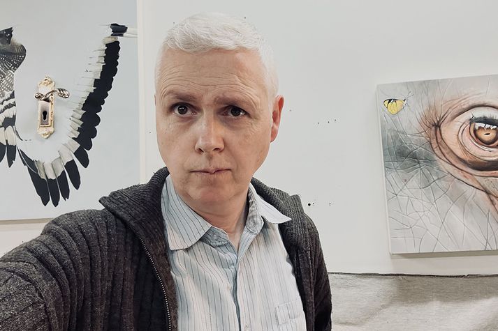 Myndlistarmaðurinn Heimir Björgúlfsson var að opna sýninguna Engar harðar tilfinningar/No Hard Feelings í Fantasíu að Austurstræti.