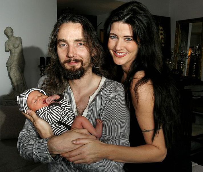 Sigurður Ingi Bjarnason og Kolbrún Róberts listmálari með fjórða soninn sem fæddist á miklum annríkisdegi um síðustu helgi. Fréttablaðið/GVA