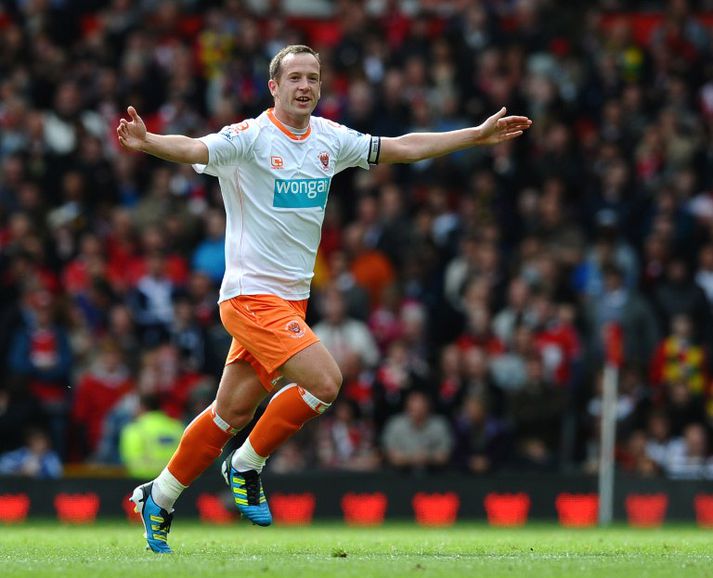 Charlie Adam fagnar glæsilegu marki sínu á Old Trafford í maí