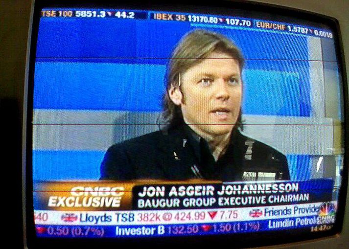 Á tali í spjallþættinum Jón Ásgeir Jóhannesson, stjórnarformaður Baugs Group, var kynntur sem valdamesti maðurinn í breskum smásölugeira í spjallþætti á CNBC-sjónvarpsstöðinni í gær. 