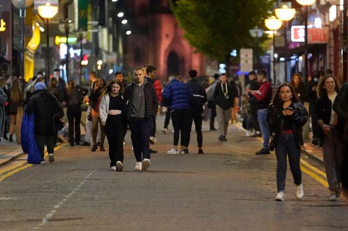 Myndin er tekin í Liverpool í gærkvöldi þar sem fjöldi manns nýtti tækifærið og fór á pöbbana áður en þeim var lokað vegna útbreiðslu kórónuveirunnar.