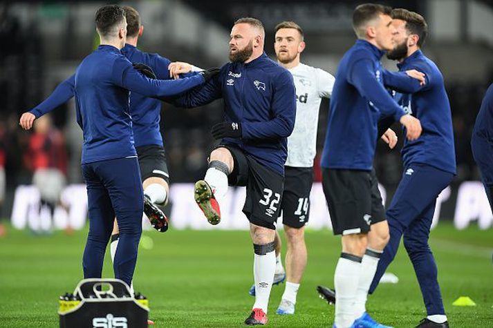 Wayne Rooney leikur með Derby í ensku B-deildinni en ekki er vitað úr hvaða liði leikmennirnir tveir sem eru smitaðir koma úr.