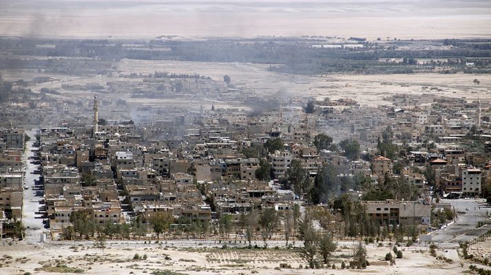 BBC hefur eftir heimildarmanni á svæðinu að Palmyra sé nú undir stjórn ISIS.