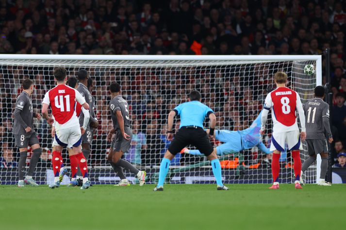 Declan Rice horfir á eftir boltanum efst í markhornið.