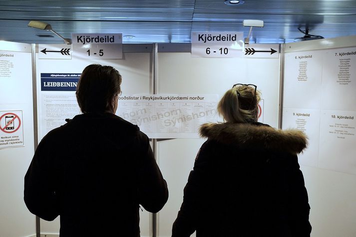 "En Íslendingar óttast að erfiðleikarnir séu ekki búnir. Á samfélagsmiðlum lýsa kjósendur déjá vu og kvarta yfir flóði nýrra stjórnmálamanna, án nýrra hugmynda.“
