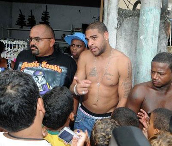 Adriano var ekkert sérstaklega kátur með athyglina sem hann fékk er hann reyndi að fá sér í ró og næði.
