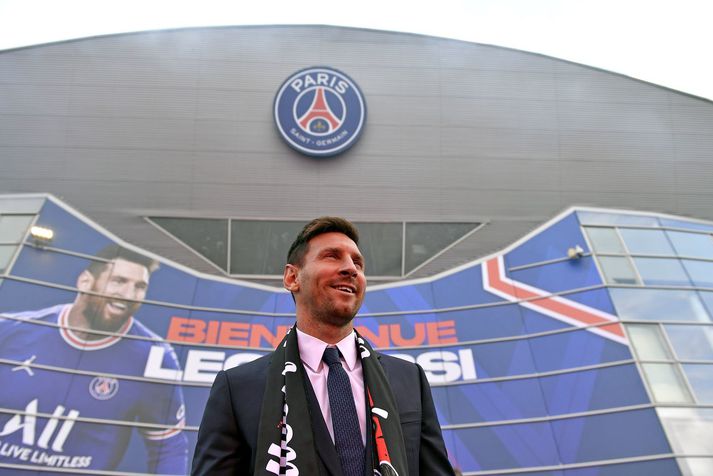 Messi var kynntur hjá PSG í vikunni. Hann fær himinhá laun þar en á dágóða summu inni hjá fyrrverandi vinnuveitendum sínum á Spáni.