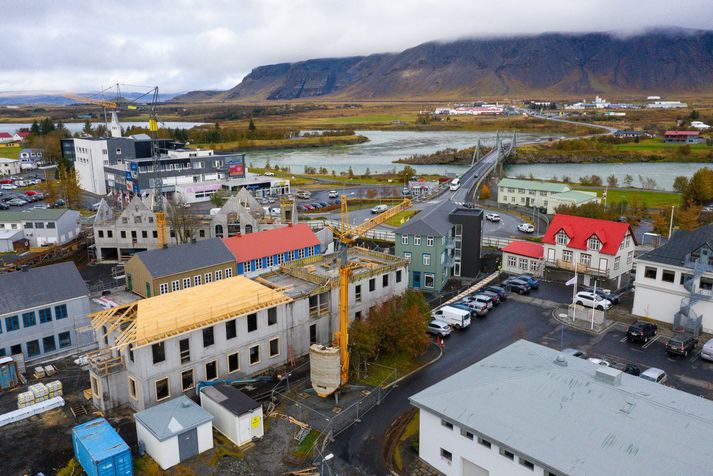 Stúlkunnar var leitað á Selfossi í dag. Hún er nú fundin heil á húfi.