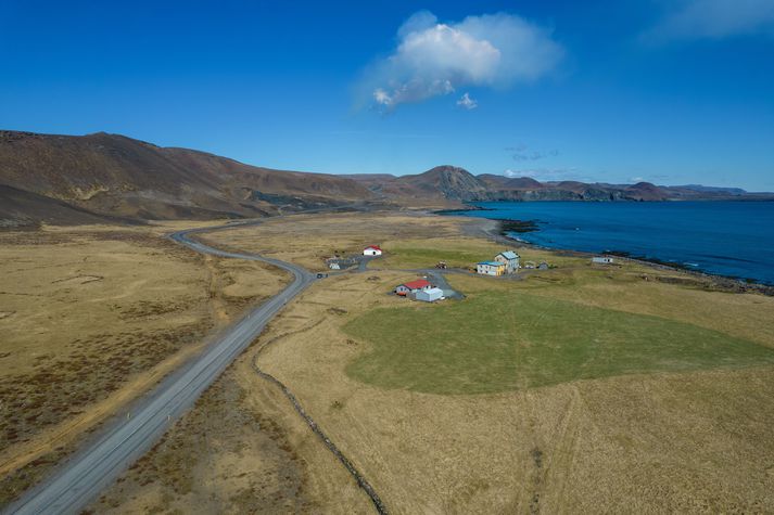 Jörðin Hraun er austan við Grindavík. Eldgosið í Fagradalsfjalli er í landi hennar. Bólstrarnir á himninum eru frá eldstöðinni.