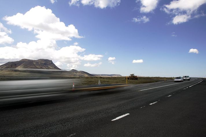 Ökumaðurinn ók af vettvangi og sendi manninum skilaboð með fingrabendingum.