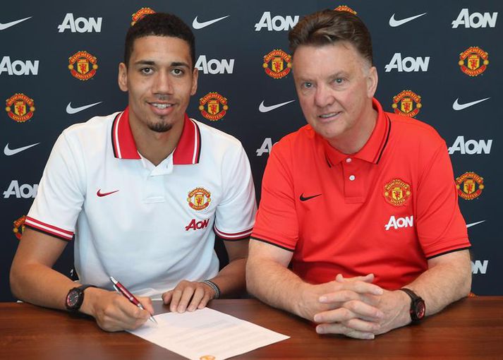 Smalling skrifar hér undir nýja samninginn ásamt Louis van Gaal, stjóra félagsins.