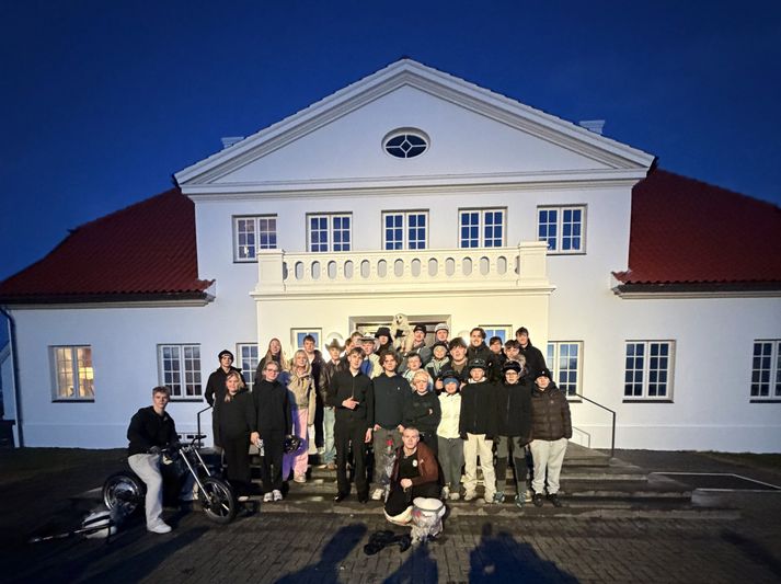 Axel og fylgdarlið hans fyrir utan Bessastaði í kvöld. 