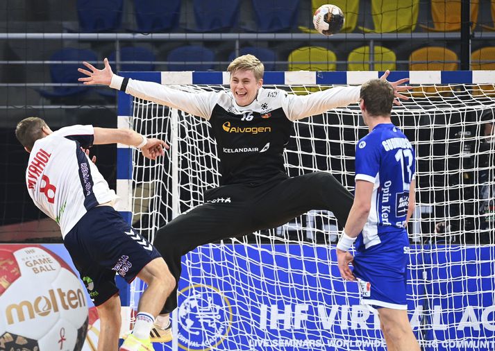 Viktor Gísli gerir sig stórann í marki íslenska karlalandsliðsins í handbolta.