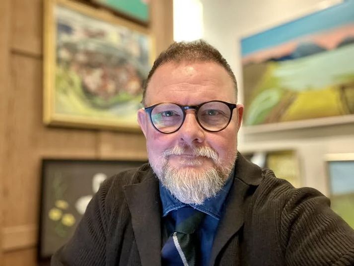 Ef fer sem horfir verður Einar orðinn síðhærður í lok árs. Myndina birti hann í dag, sléttum sex mánuðum eftir aðgerð. 