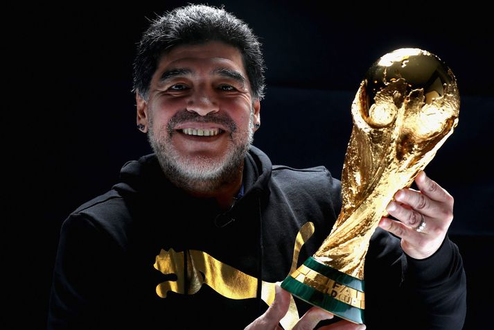 Diego Maradona með heimsbikarinn sem hann var á svo eftirminnilegan hátt með argentínska landsliðinu á HM í Mexíkó 1986.