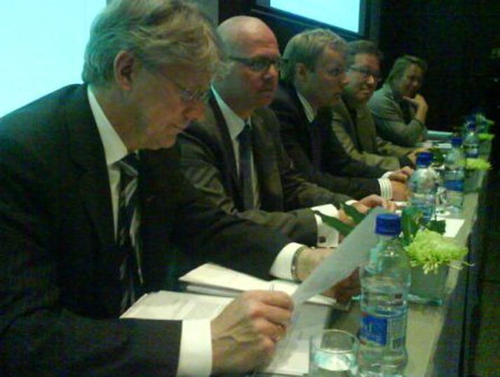 Stjórnendur SPRON á fundinum.  Guðmundur Hauksson, forstjóri, lengst til vinstri og við hlið hans er Erlendur Hjartason, stjórnarformaður.