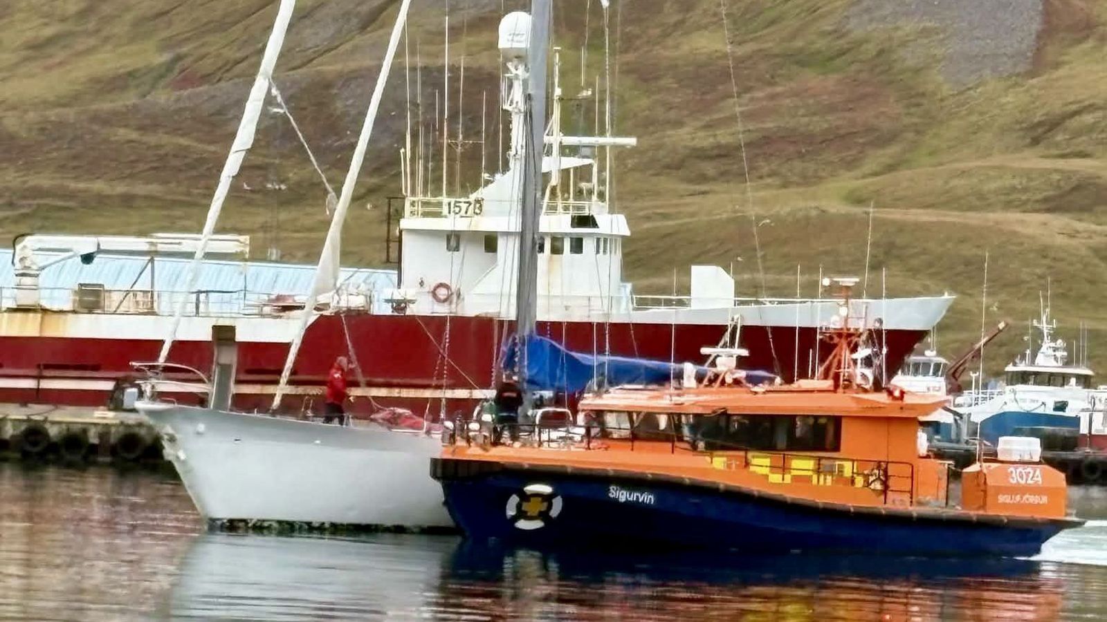 Logn og ó­virk vél varð til þess að skútan var sótt út á haf