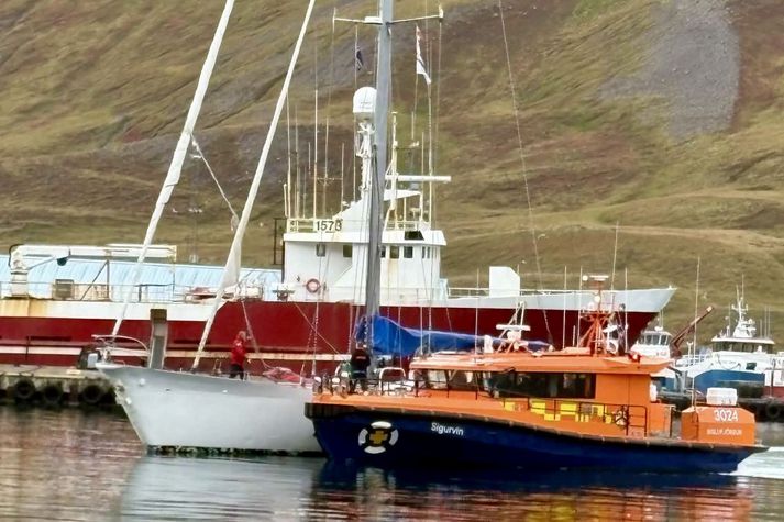 Björgunarskipið Sigurvin dró skútuna til hafnar á Siglufirði.