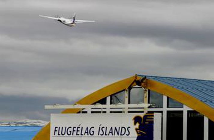 Flugvél að svífa yfir Reykjavíkurflugvelli