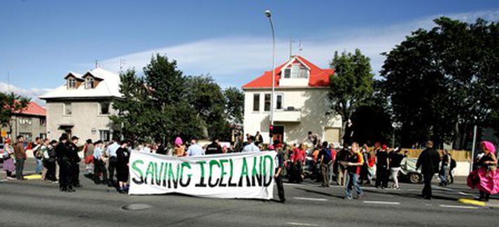 Frá aðgerðum Saving Iceland sumarið 2007.