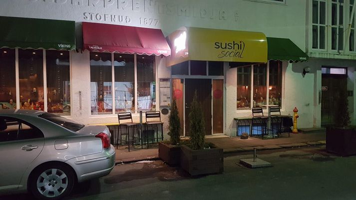 Allt var með kyrrum kjörum við Sushi Social um ellefuleytið í kvöld þegar þessi mynd var tekin.