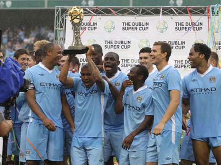 Leikmenn Manchester City fagna meistartitlinum s.l. vor.