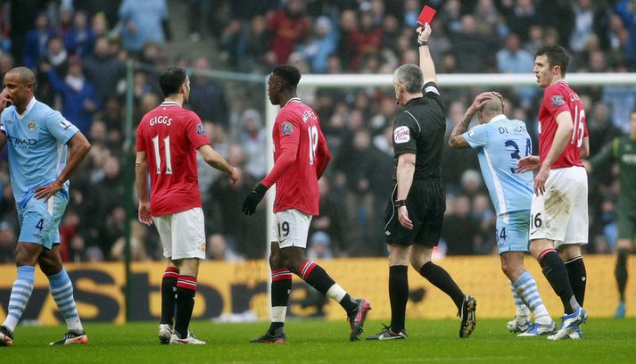 Vincent Kompany sést hér búinn að fá rauða spjaldið frá Chris Foy.