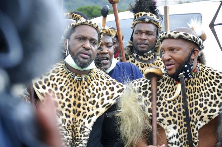 Misuzulu Zulu prins (t.v.) var tilnefndur konungur Súlúmanna þegar erfðaskrá drottningar var lesin upp í gær. Ekki voru allir á eitt sáttir um það.