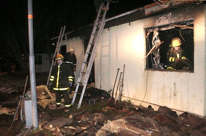 Ketilsbraut 15 var illa farið eftir átök og eld í húsinu að kvöldi sunnudagsins 5. nóvember. Hans Alfreð stakk fyrrverandi unnustu sína í húsinu og kastaði logandi efnum í hana. Auk þess stakk hann karlmann í síðuna sem slasaðist illa.