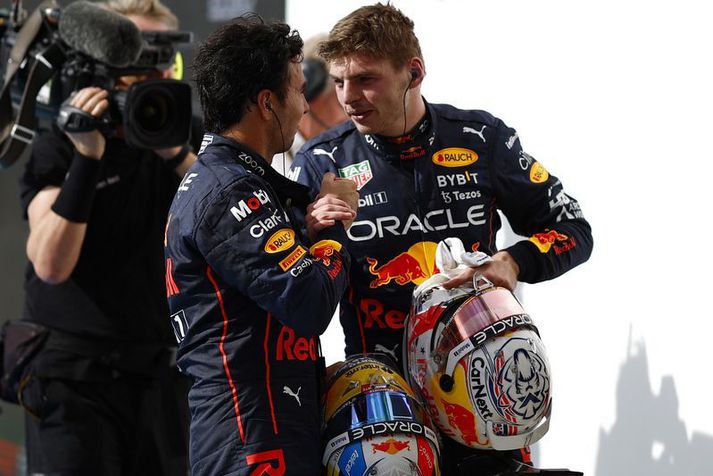 Max Verstappen þakkar Sergio Perez fyrir aðstoðina fyrr á þessu tímabili.