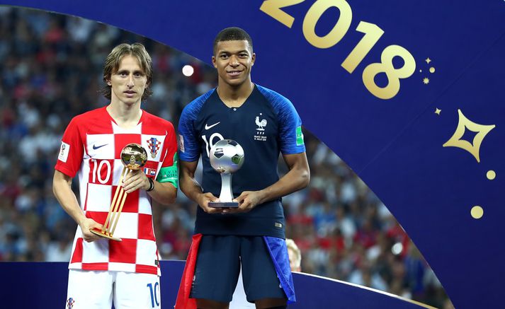 Luka Modric og Kylian Mbappe með verðlaunin sín í dag