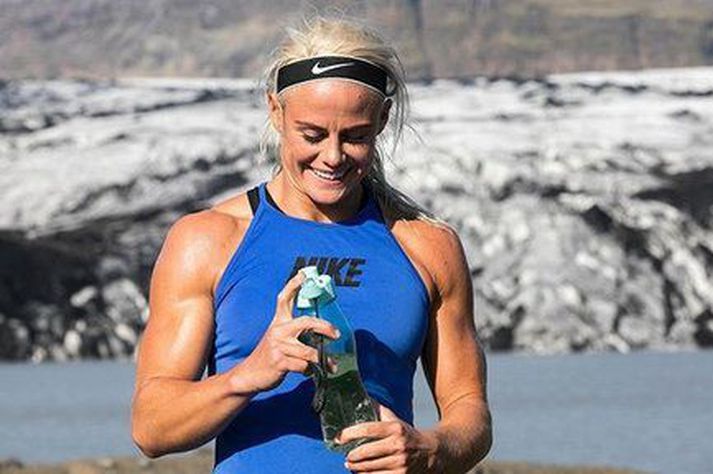 Sara Sigmunsdóttir þarf að verja titil sinn miklu fyrr en hún bjóst við og líka í gegnum netið en ekki á staðnum. Hér er mynd sem hún birti af sér á Instagram síðu sinni.