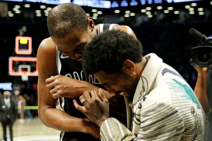 Það var gaman hjá þeim Kevin Durant og Kyrie Irving í leikslok eftir sigur Brooklyn Nets.