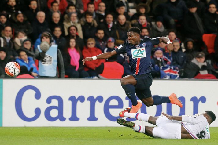 Aurier sækir hér upp hægri kantinn í leik með PSG.