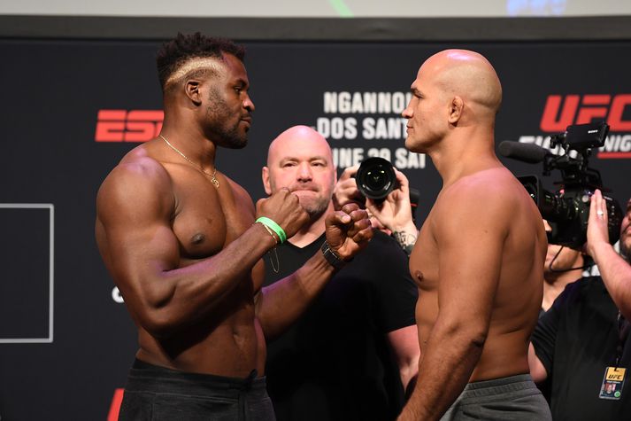 Ngannou og dos Santos í vigtuninni í gær.