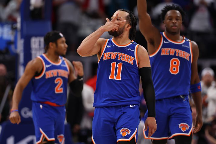 Jalen Brunson fagnar körfu sinni sem tryggði New York Knicks sigur á Detroit Pistons í nótt.