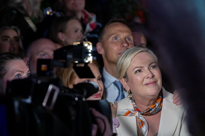 Halla Tómasdóttir á kosningavöku sinni, umvafin fjölskyldunni fylgist ánægð með kosningatölunum sem birtust í nótt. Sigurinn var miklu stærri en skoðanakannanir gáfu til kynna. 