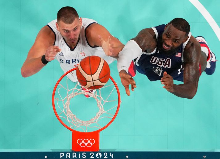Nikola Jokic og LeBron James berjast um frákast í leik dagsins.