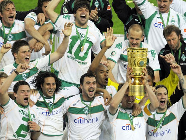 Leikmenn Werder Bremen sjást hér fagna bikarmeistaratitlinum í kvöld.