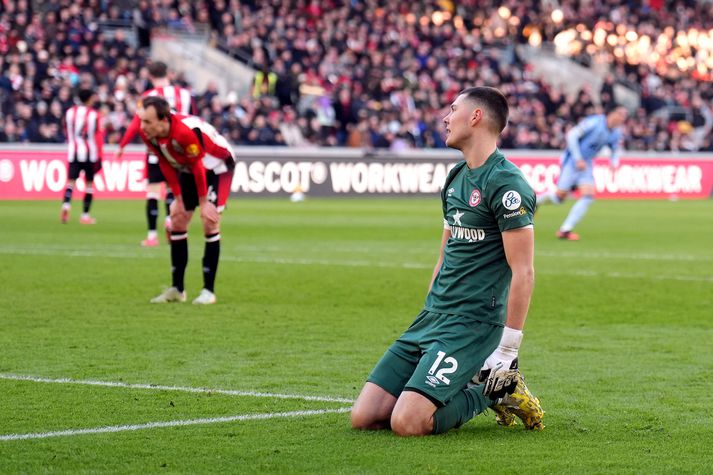 Hákon Rafn Valdimarsson í leik með Brentford á móti Tottenham á síðasta tímabili.