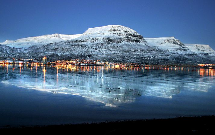 Austfjarðaþokan liðast inn með fjöllunum við Reyðarfjörð. Undir yfirlýsinguna rituðu meðal annars allir bæjar- og sveitarstjórar á Austurlandi.