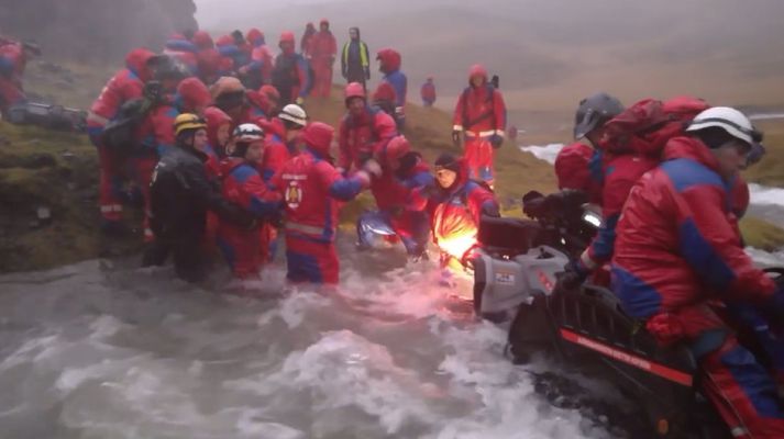 Björgunarsveitir máttu glíma við vatnsmiklar ár og mikið rok þegar leitað var að tveimur rjúknaskyttum um helgina.