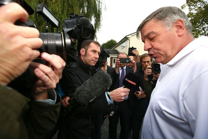 Sam Allardyce baðst afsökunar fyrir utan húsið sitt.