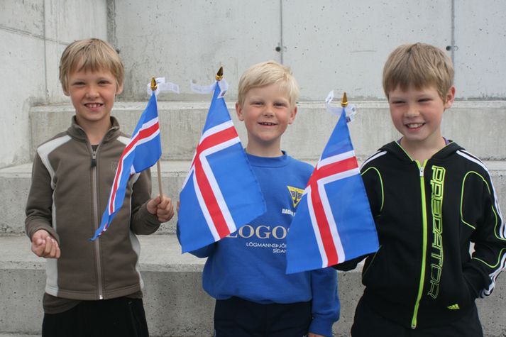 Piltar úr Mýrarhúsaskóla með íslenska handfána sem þeir fengu að gjöf frá Skátunum og Eimskip.